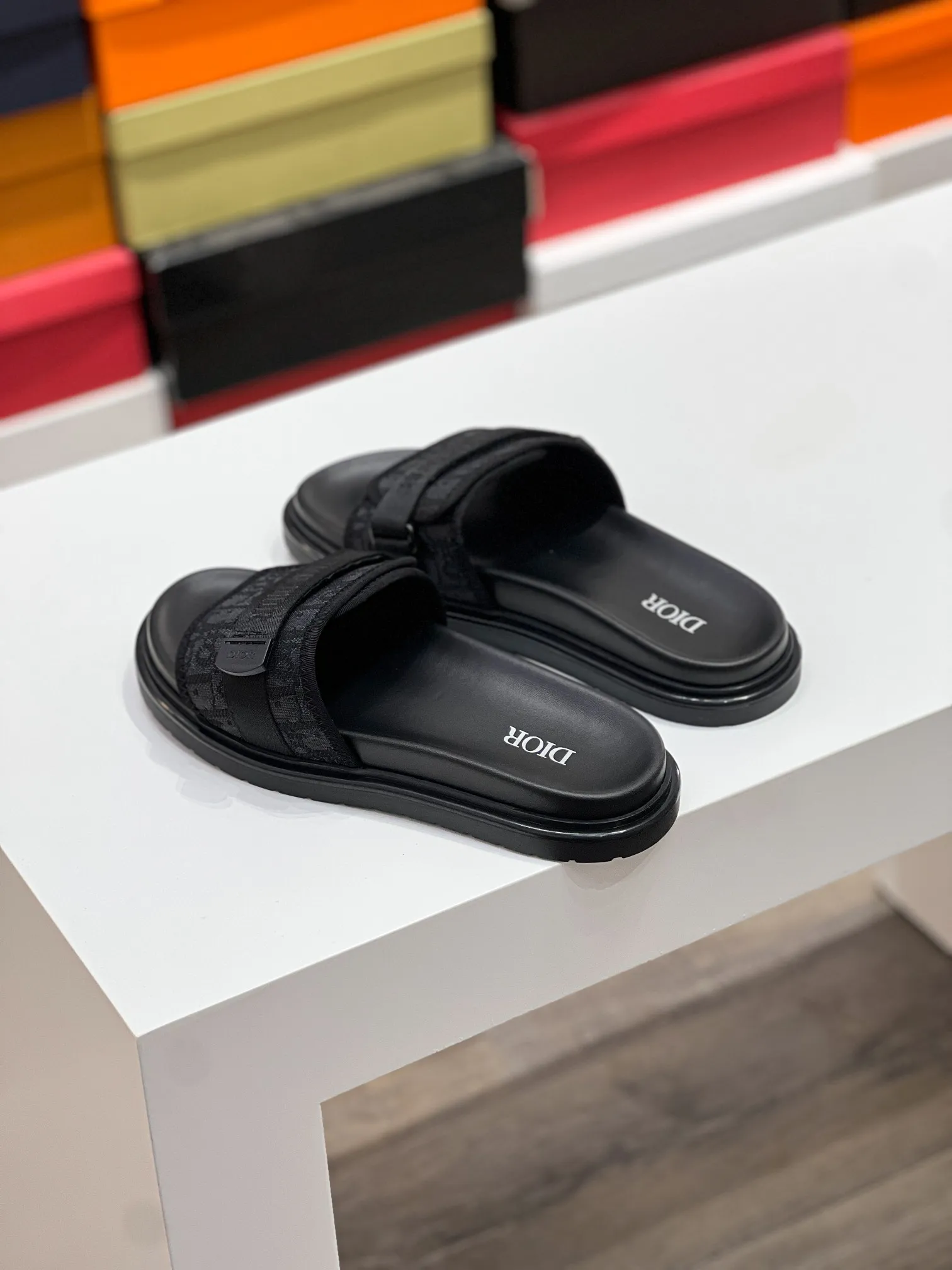 Men's men's shoes💰320【DIOR】🐝🐝Top version. 2024ss Dior’s latest men’s slippers are a must-have. Dior Alias ​​Men's Genuine Leather Slippers This summer new Alias ​​sandal embodies a casual and elegant style. Carefully crafted from grained cow leather and Oblique printed fabric, with cowhide lining! Cross-strap design with metal-clad brass CD Diamond logo. The imported cowhide leather and rubber sole adds sophistication and comfort, while Oblique print-effect anti-slip panels add style. Size39-44 (customized at 38.45)